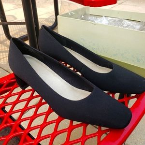 Easyspirit women's microfiber black pumps.